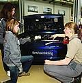 Schülerinnen aus dem Grossraum Stuttgart lernten heute am Girls Day unter Anleitung von Auszubildenden die Arbeit bei Porsche kennen. Foto: Auto-Reporter/Porsche